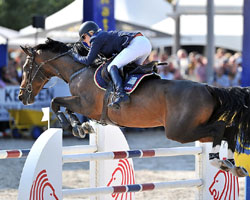 Jessica Kürten (Irland steuert den Zangersheide Henst Cor dela Rossa Z zum Sieg im Finale der 7 Jahre alten Pferde bei der Weltmeisterschaft für junge Pferde in Lanaken. Foto: Peter van del Bulck